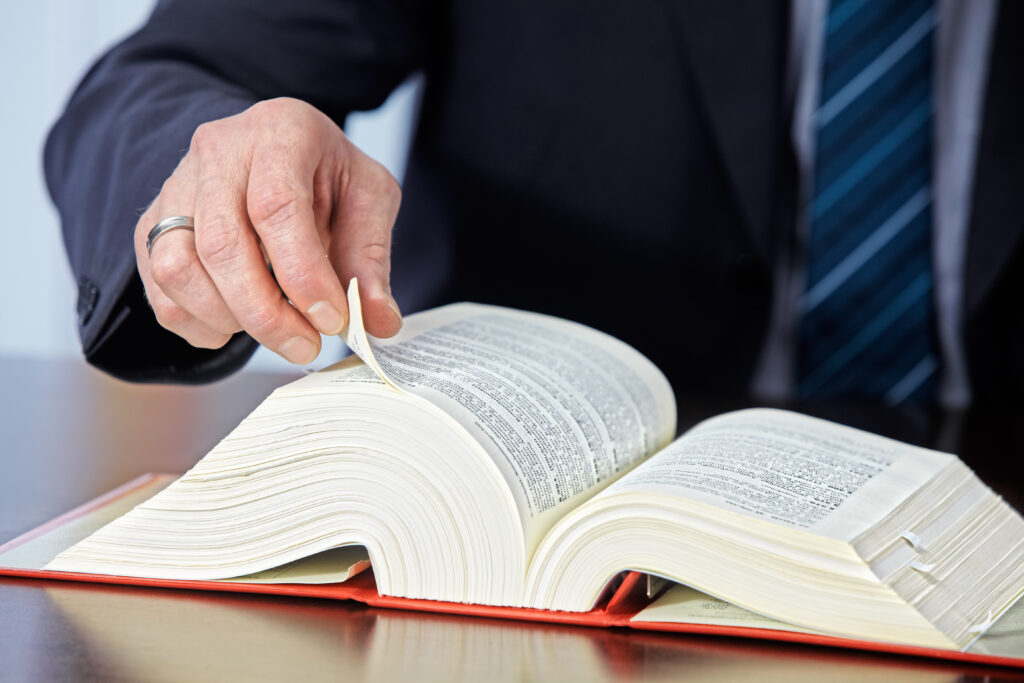 Person arbeitet am Schreibtisch mit Akten