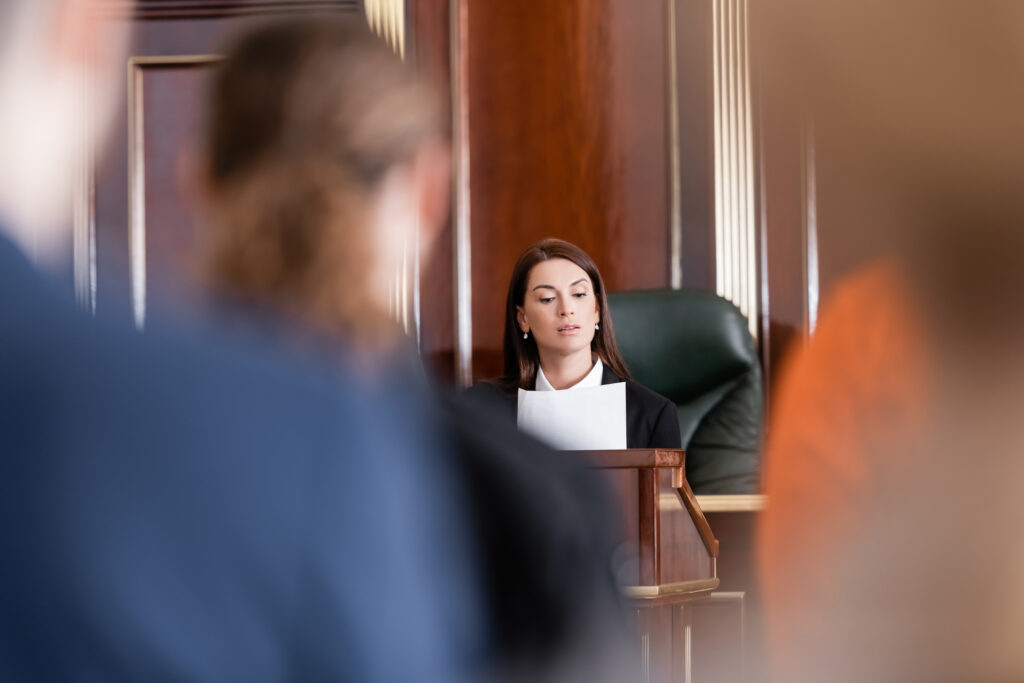 Person liest ein Schriftstück im Gerichtssaal